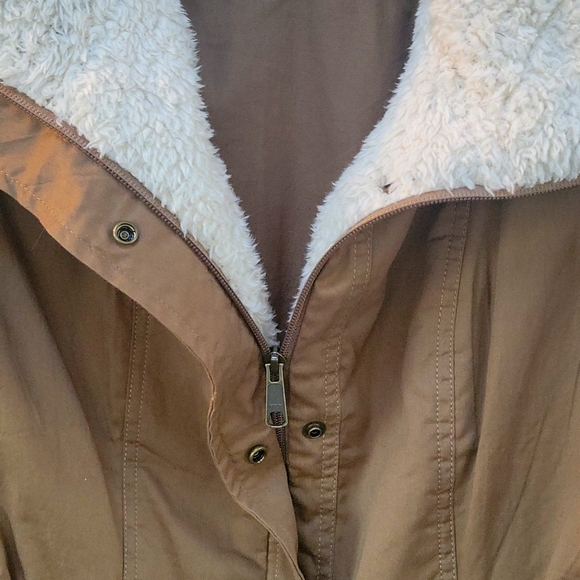 Woman's Columbia Light Weight Spring Jacket - Picture 2 of 5